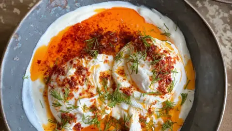 ÇILBIR – Pochierte Eier auf Joghurt mit Chilibutter