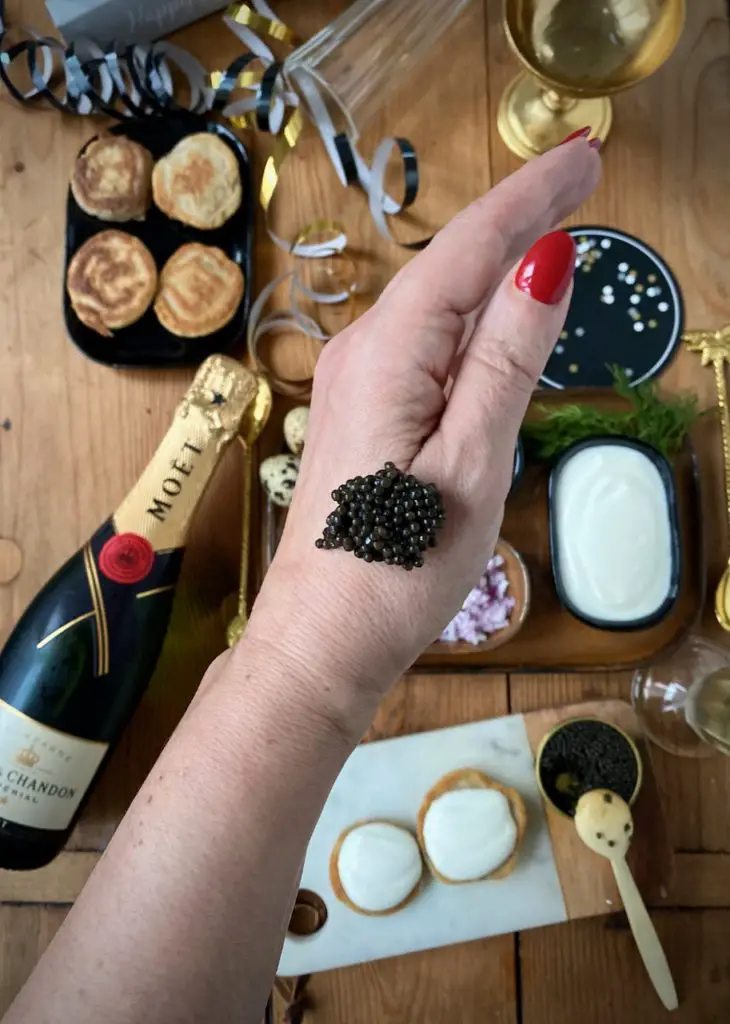 Echter Kaviar mit Blinis und Champagner