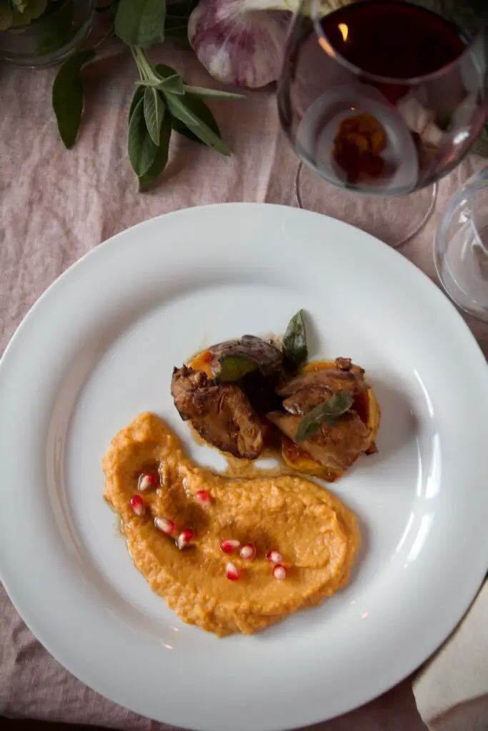 Hähnchenleber in Granatapfeljus mit Quittenringe Süßkartoffelpüree und Zinfandel Rotwein