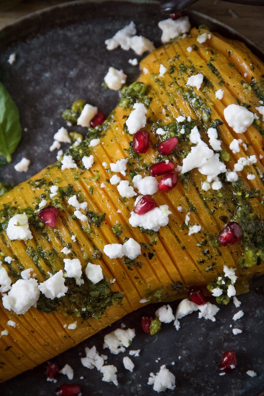 Hasselback-Butternut Kürbis mit Feta, Pistazien-Pesto und ...