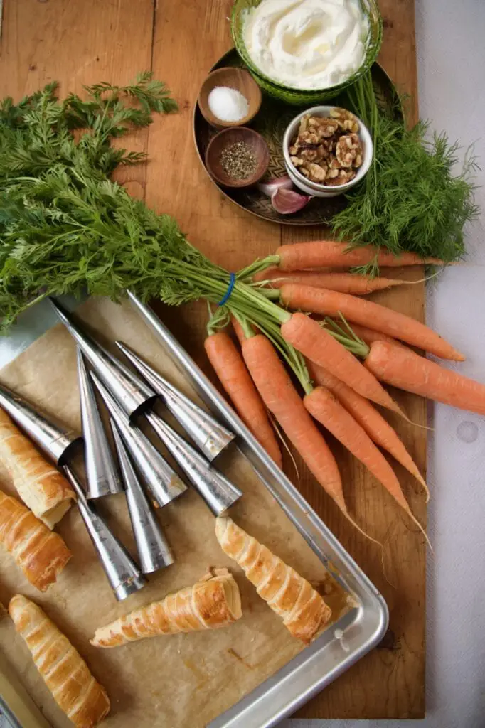 Blätterteig-Karotten gefüllt mit türkischem Karotten-Joghurt-Salat