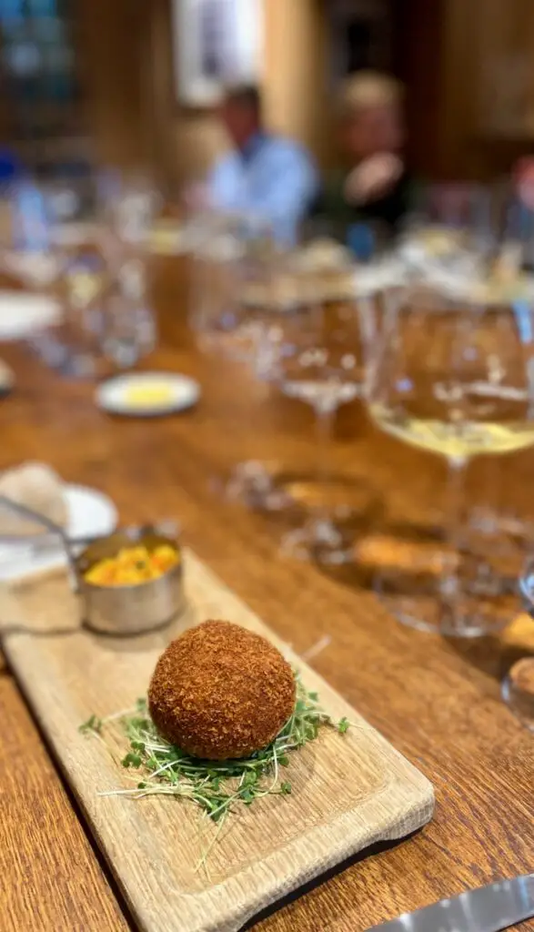 Haggis Scotch Eggs und mit Barefoot Wine nach London
