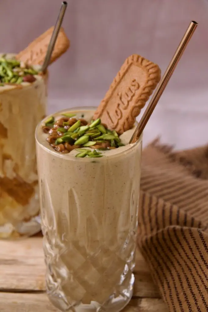 Majoon - Bananen-Dattel-Eisshake mit Lotus Biscoff معجون با لوتوس ...