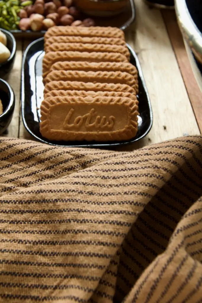 Majoon - Bananen-Dattel-Eisshake mit Lotus Biscoff معجون با لوتوس ...