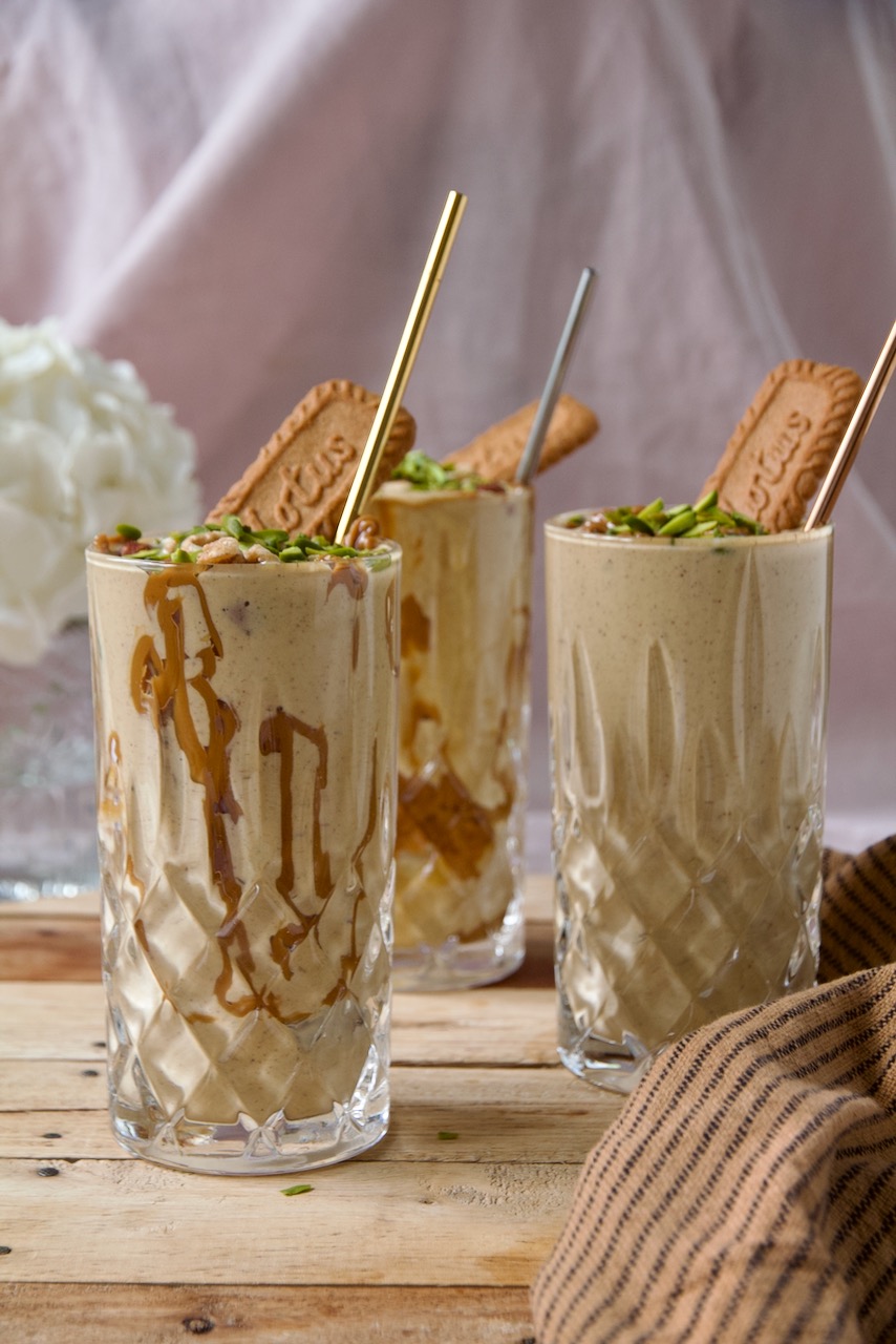 Majoon – Bananen-Dattel-Eisshake mit Lotus Biscoff معجون با لوتوس