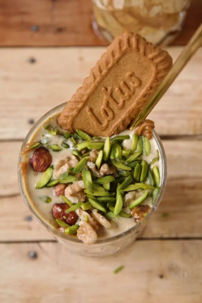 Majoon – Bananen-Dattel-Eisshake mit Lotus Biscoff معجون با لوتوس