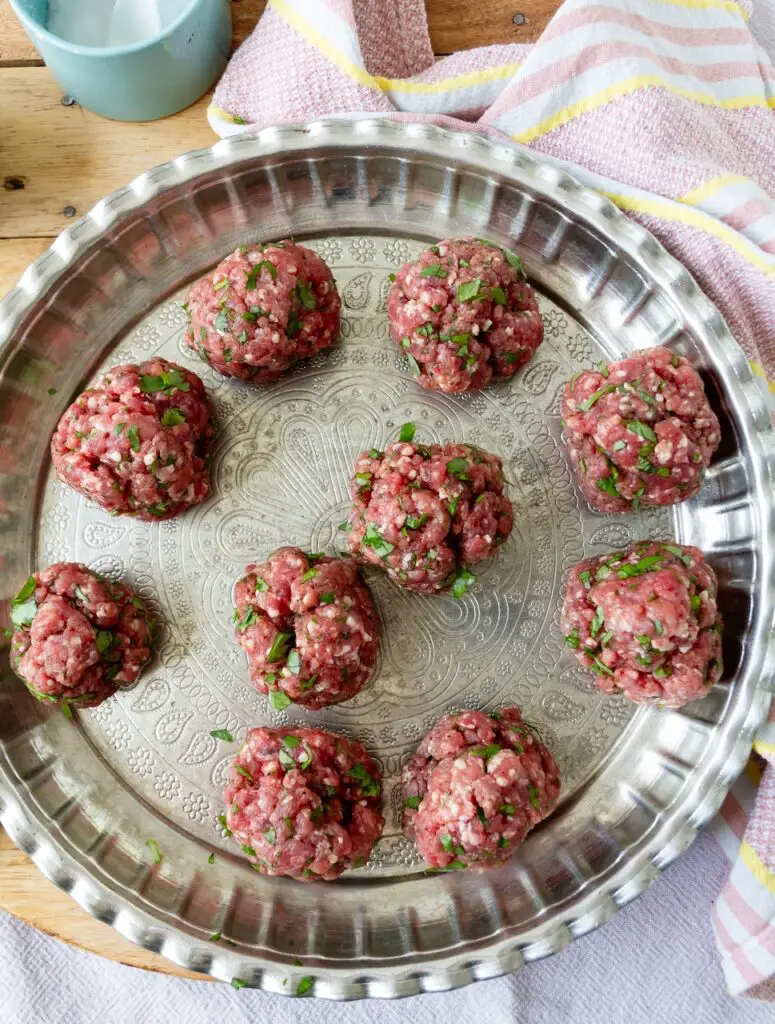 Orientalischer Smashed Burger mit Safran-Aioli