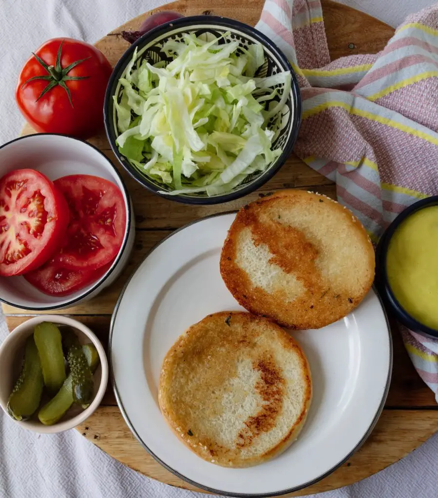 Orientalischer Smashed Burger mit Safran-Aioli