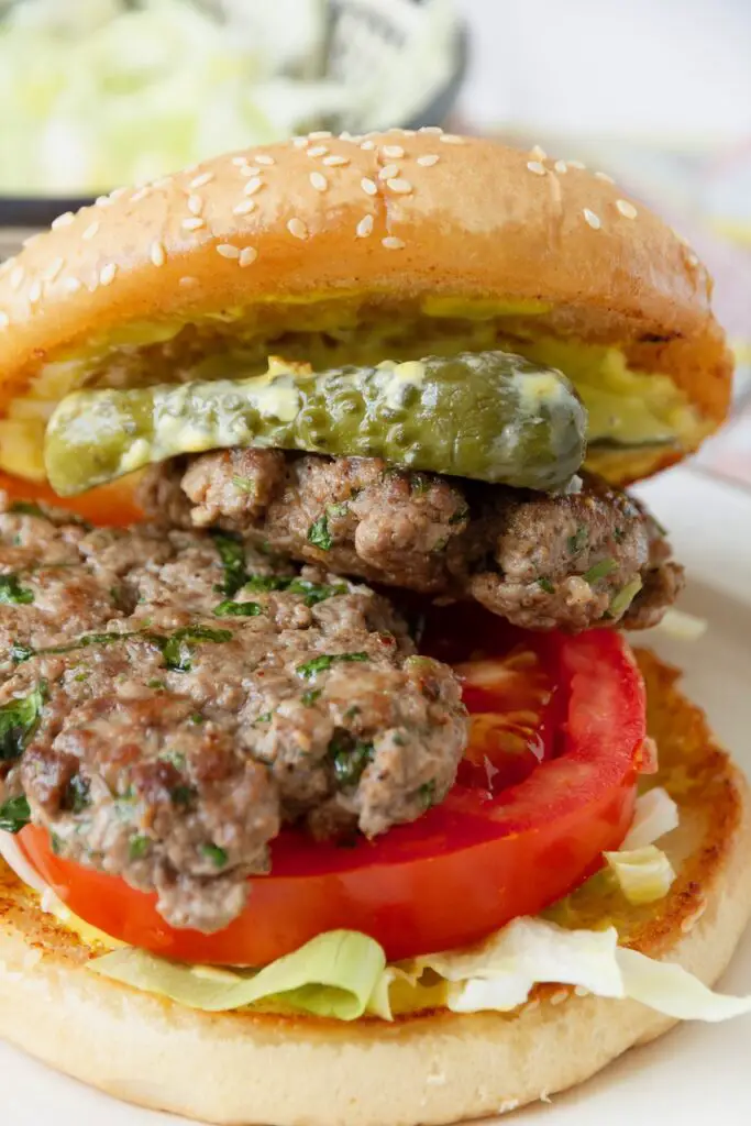 Orientalischer Smashed Burger mit Safran-Aioli