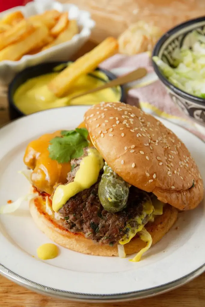 Orientalischer Smashed Burger mit Safran-Aioli