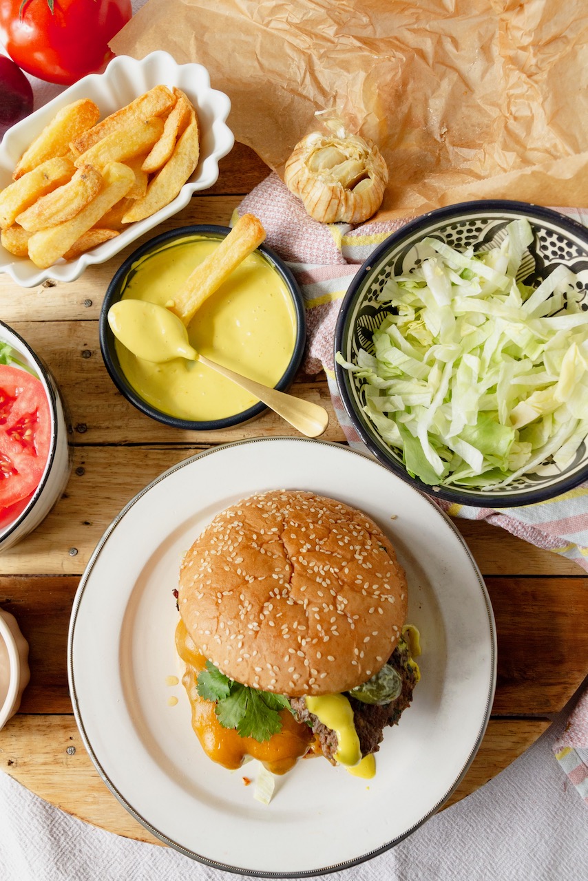 Orientalischer Smashed Burger mit Safran-Aioli