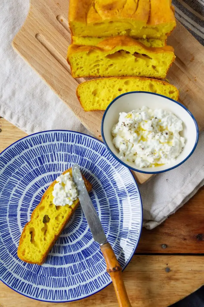 Cottage Cheese Bread mit Kurkuma