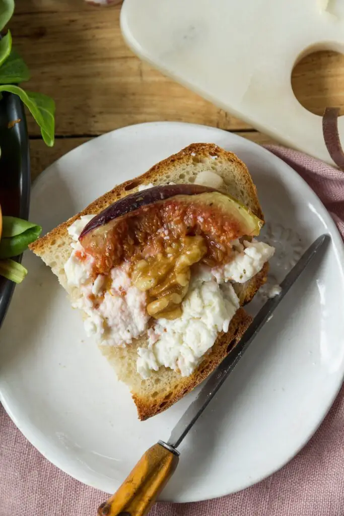 Baked Feta mit Feigen und karamellisierten Walnüssen