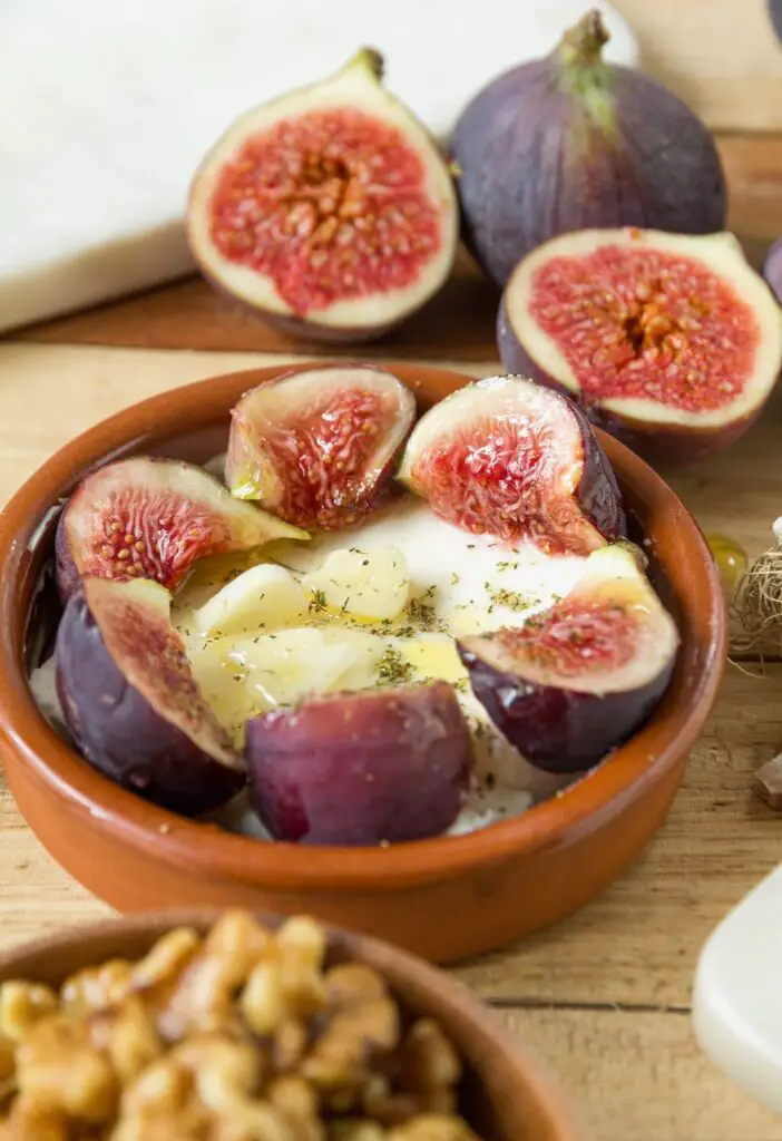 Baked Feta mit Feigen und karamellisierten Walnüssen