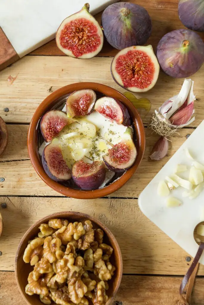 Baked Feta mit Feigen und karamellisierten Walnüssen