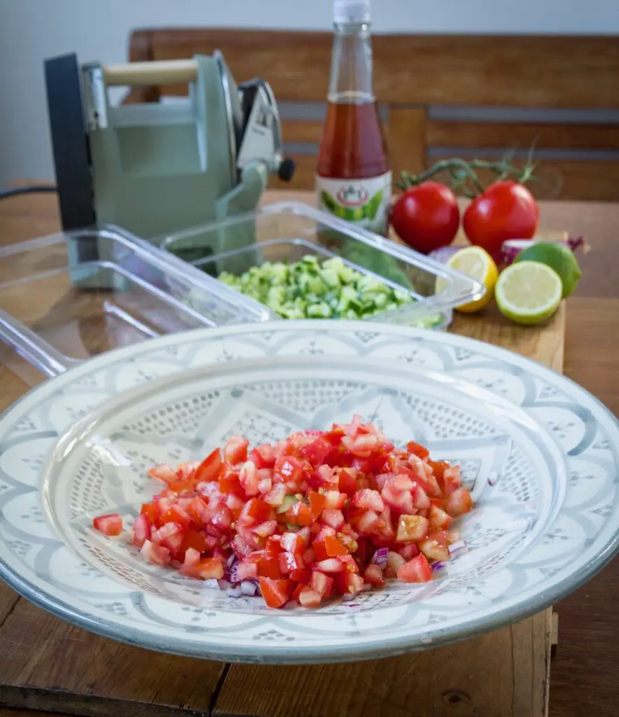 Shirazi Salat – Originalrezept mit 3 Dressing-Optionen