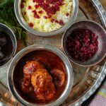 Zereshk Polo ba Morgh – Safran-Hähnchenfrikadellen & Berberitzen-Reis