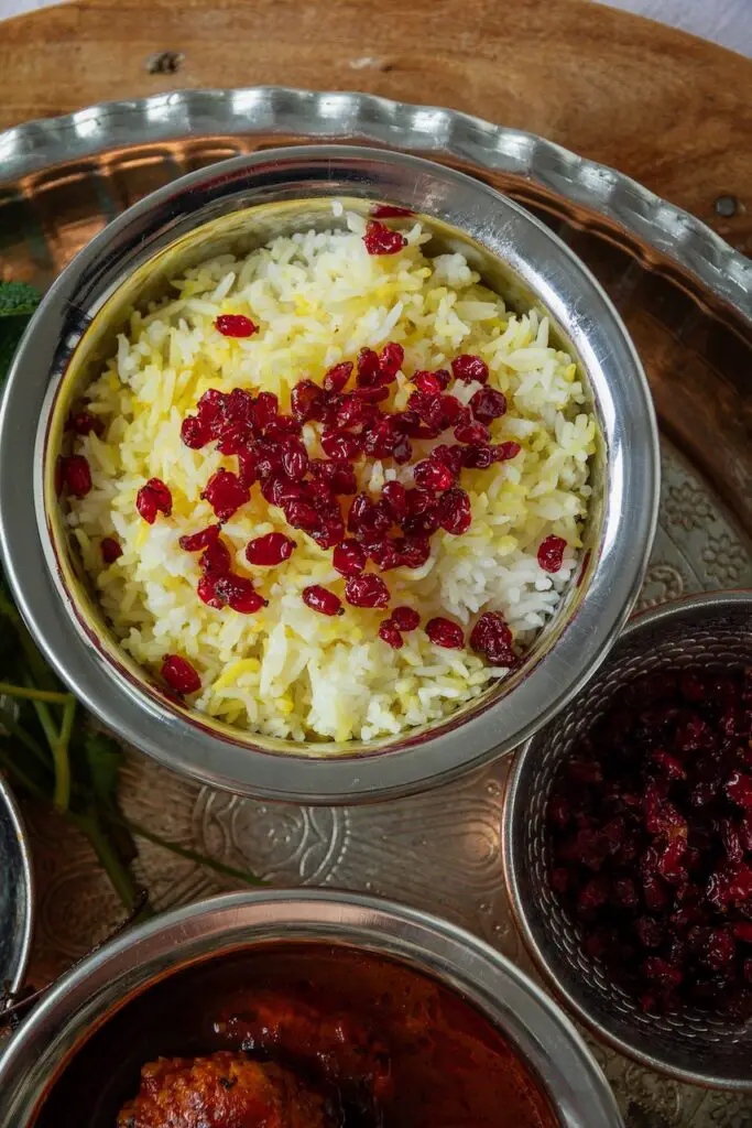 Zereshk Polo ba Morgh – Safran-Hähnchenfrikadellen & Berberitzen-Reis