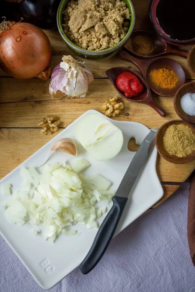Shesh Andaz-e Bademjan - Vegane Auberginen in Walnuss-Granatapfel-Sauce
