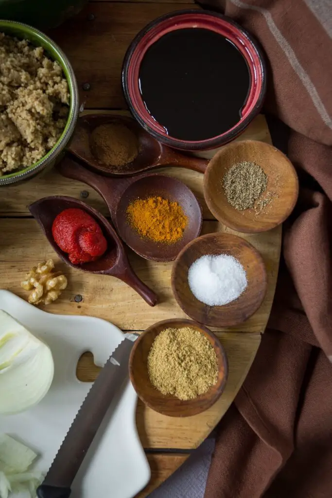 Shesh Andaz-e Bademjan - Vegane Auberginen in Walnuss-Granatapfel-Sauce