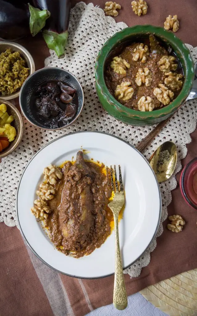 Shesh Andaz-e Bademjan - Vegane Auberginen in Walnuss-Granatapfel-Sauce
